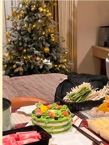 和朋友在家营造圣诞氛围