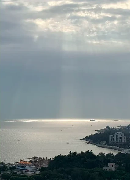 汕头北山湾早晨的海上光斑